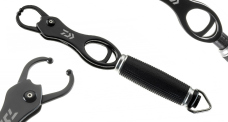 Fish Gripper with a 13 kg Scale Daiwa Prorex